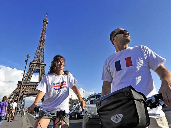 Radfahrer vor dem Eiffelturm