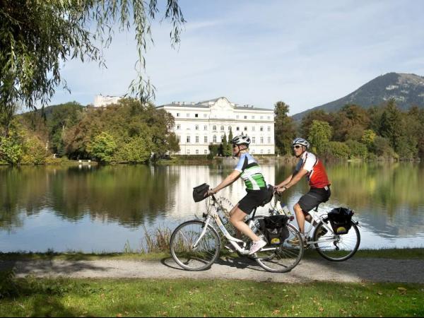Cyclists in front of the castle in the Salzkammergut