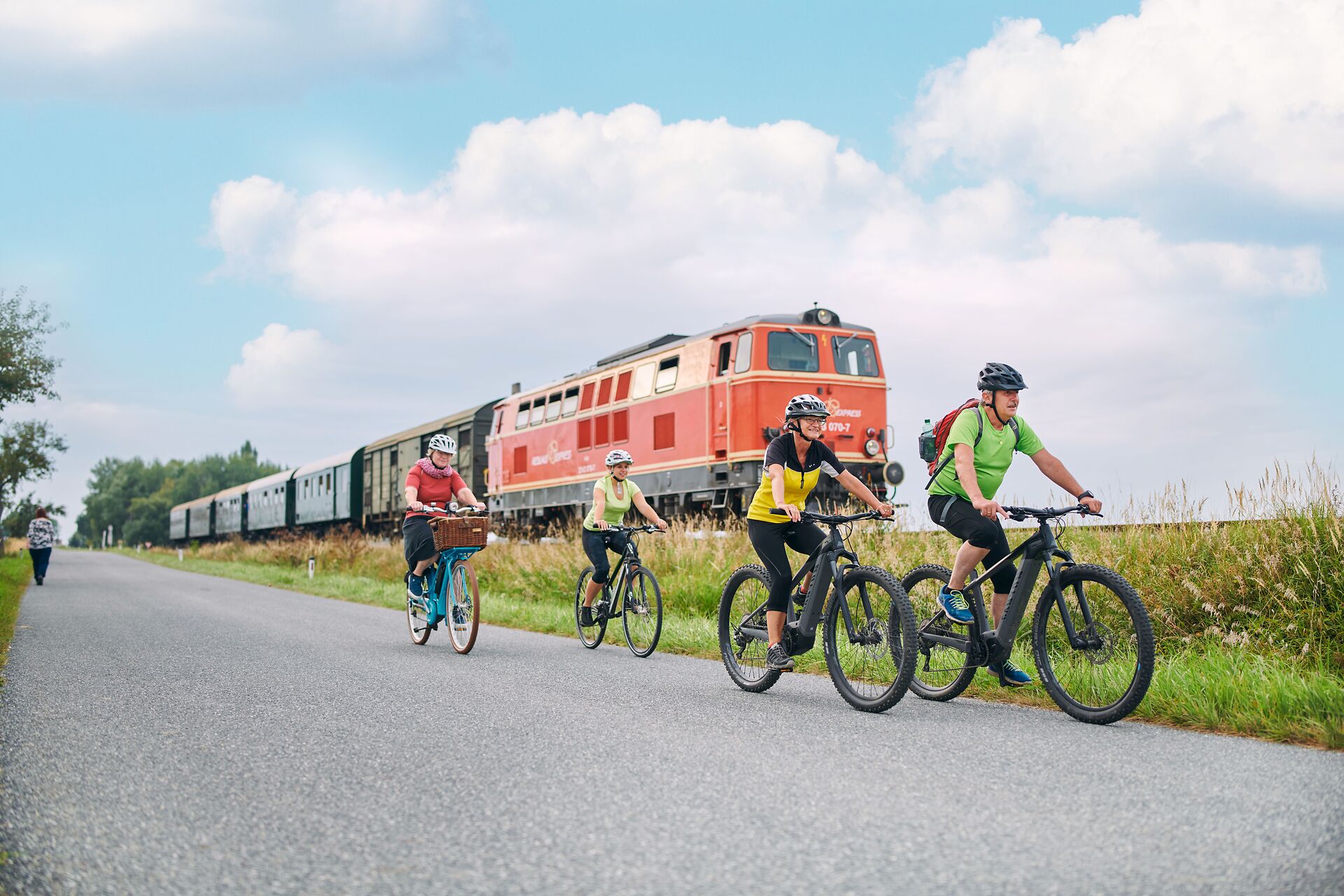 Reblausexpress with cyclists