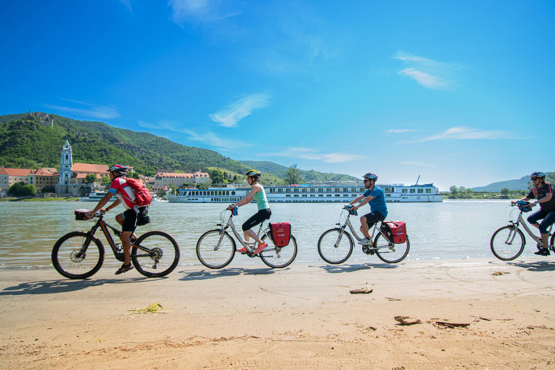 Cycle group on the danube near Drnstein