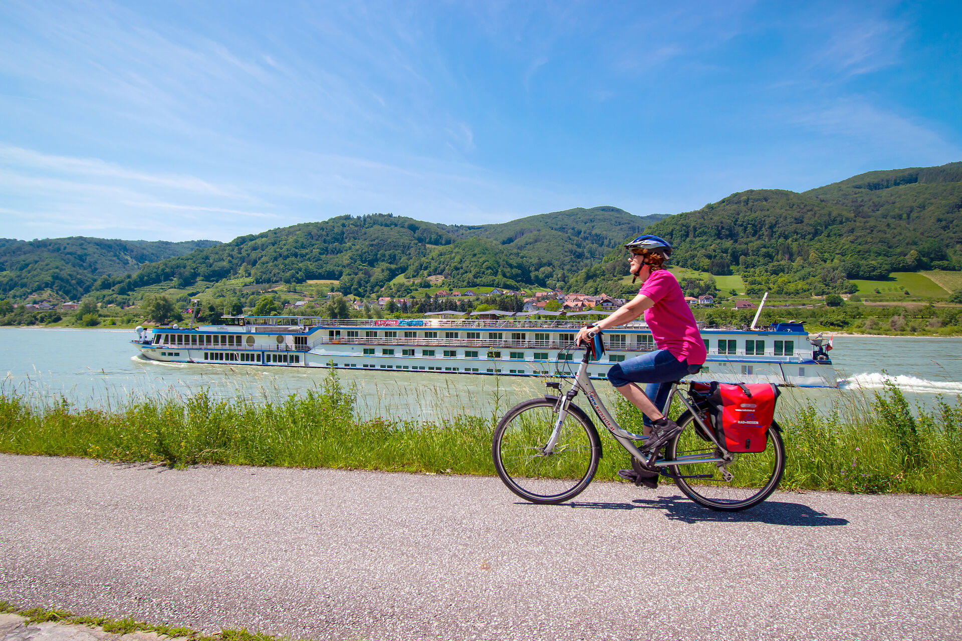 Cycling along the danube with bike and boat