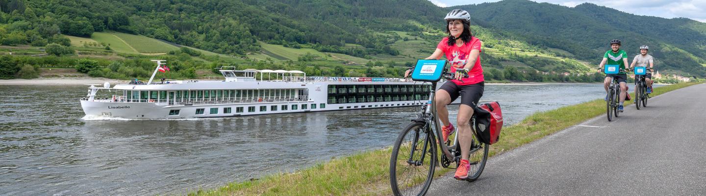 Radfahrer am Donauradweg mit MS Lisabelle in der Wachau | &copy; Rad + Reisen GmbH | Carina E�b�chl
