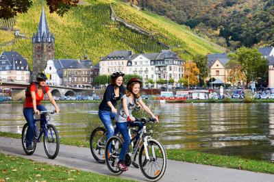 Cyclists near Bernkastel Kues