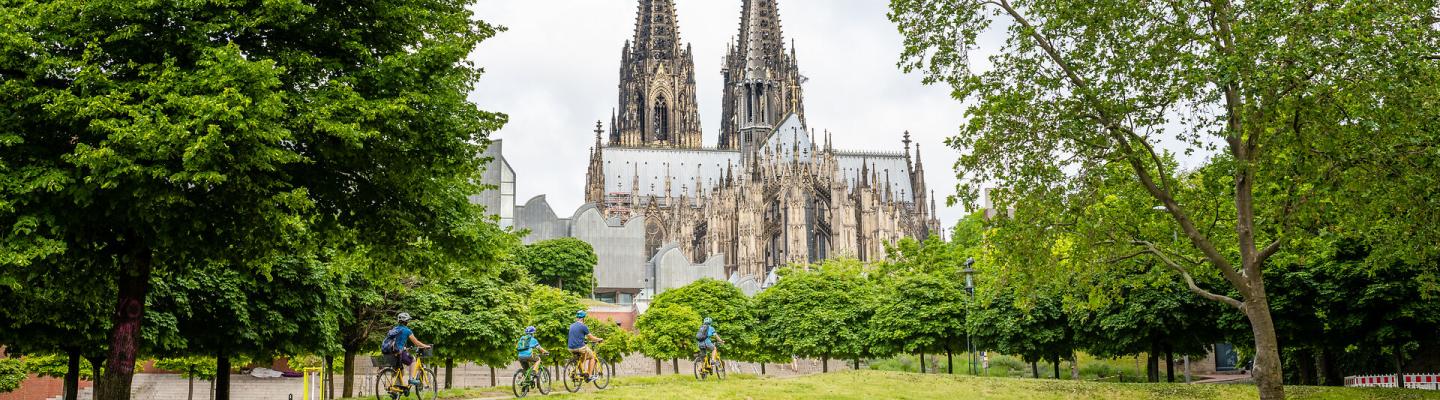 Cycle family in front of Cologne Cathedral