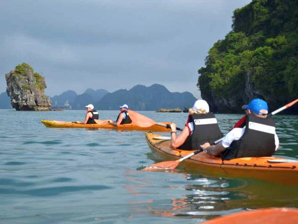 Canoe Tour in Halong Bay