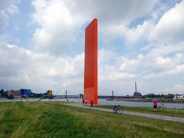 Radler beim Ruhrmndungsdenkmal