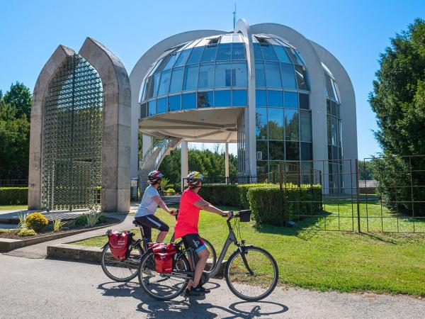 Cyclists at the Mohac Memorial