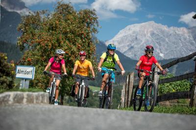 Family on the route - Tauern cycle path