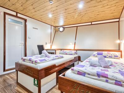 Harmonia twin cabin