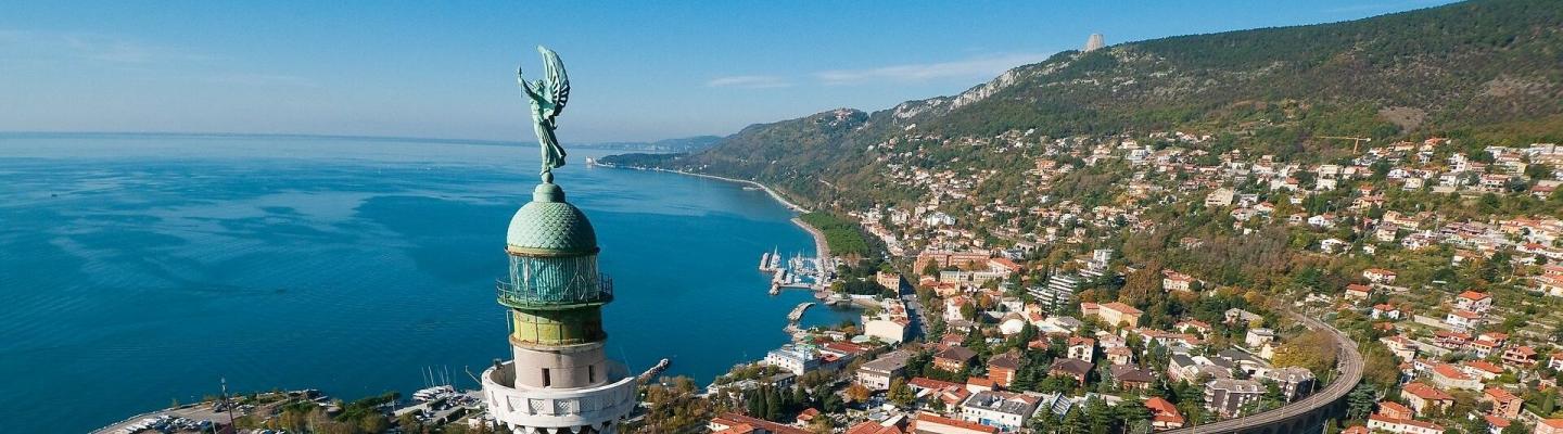 Triest - Panorama mit Leuchtturm Faro della Vittoria | © PROMOTURISMO FVG/Marco Milani