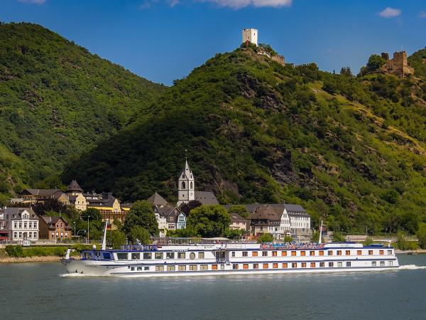 Schiff Olympia am Rhein