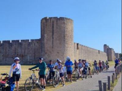 Happy cyclists in front of an old fortress