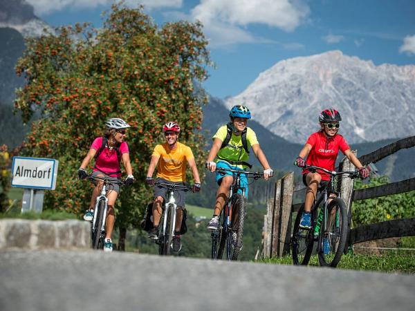 Family on the route - Tauern cycle path