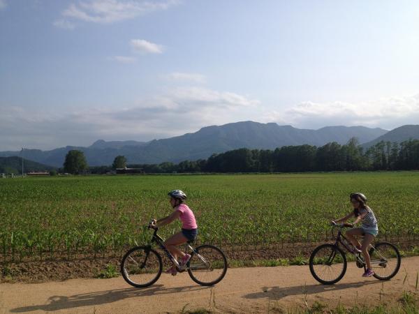 Children in front of mountain range