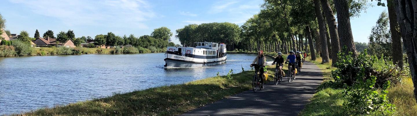 Radlergruppe mit Anna Antal am Fluss