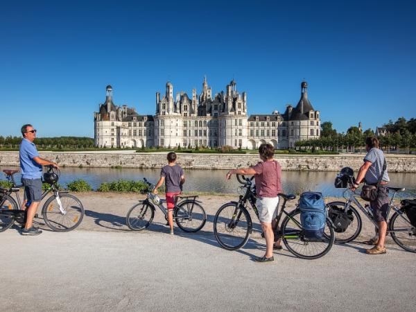 Cyclists looking at Chambord castle