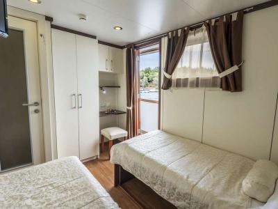 Twin cabin Upper Deck