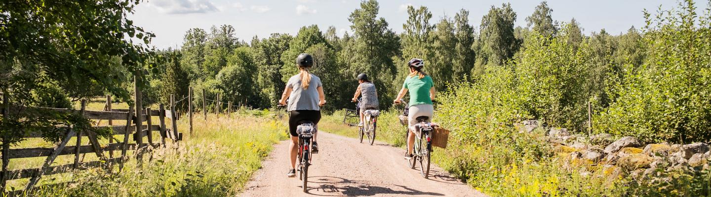 Cycling in Astrid Lindgrens film landscapes | &copy; Johan Lindqvist Fotografi