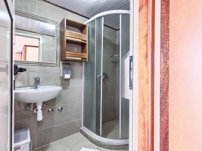 Andela Lora bathroom