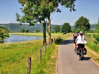 Weser Cycle Path cyclists