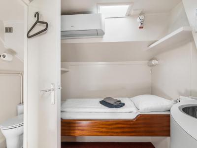 Clair de Lune single cabin