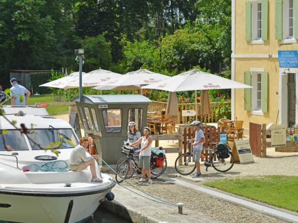 Cyclists on the Canal Garonne