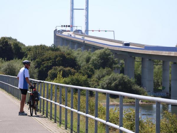 Cyclist on the old R�gen dam