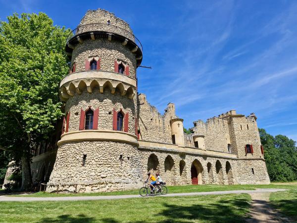 Hansenburg - Januv hrad in Lednice with cyclists