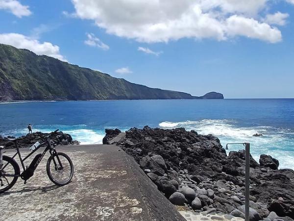 Cycle break on the coast of Faial