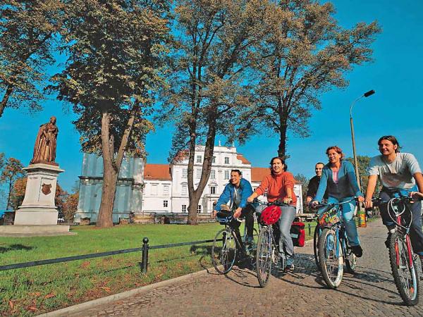 Cyclists at the castle Oranienburg at the Ruppiner Land