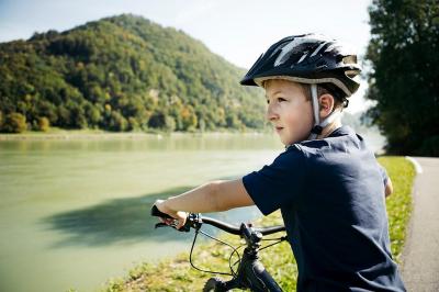 Kid looking at the danube