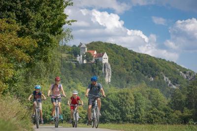 Family cycling in Altmühltal