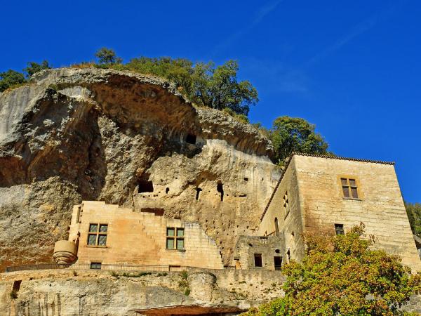 Les Eyzies houses in the cliffs