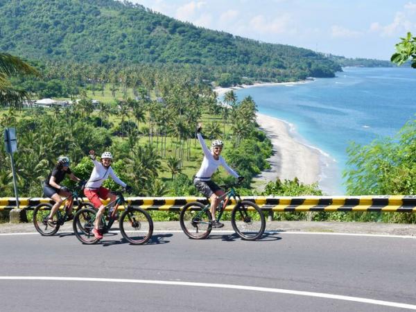 Radfahrer auf die Bucht von Gili Island