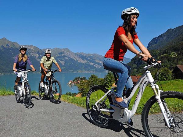 Cyclists along the Swiss Lakes