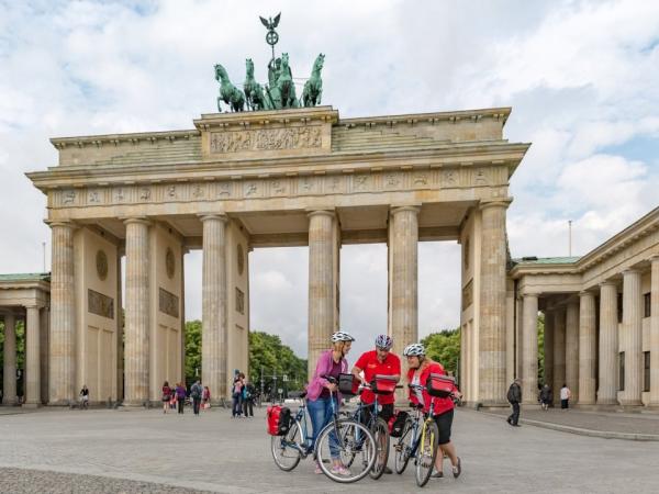 Cyclists in front of the Brandenburg gate