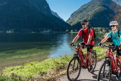 Cycling on Lake Hallstatt