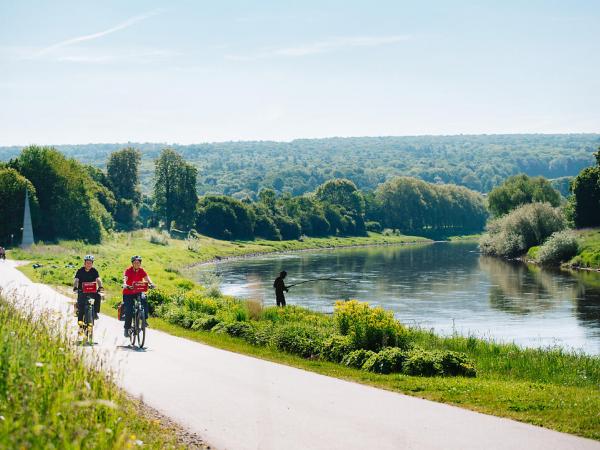 Cyclists on the Weser Cycle Path