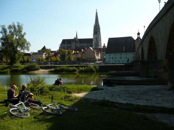 Regensburg cycle break at the waterfront