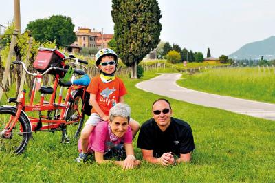 Familienfoto am Wegrand