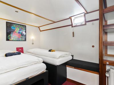 twin cabin Anna Antal