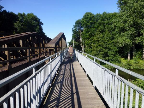 Alte Eisenbahnbrcke mit Radfahrern