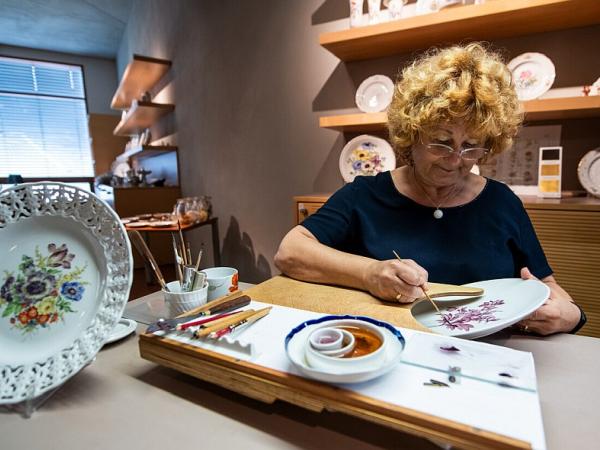Porzellanmalerin in der Schauwerkstatt in Meißen