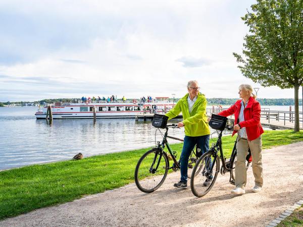 Cyclists at the shore of the M�ritz