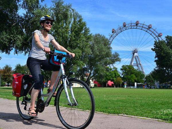 Cyclist in front of Viennas Ferris Wheel