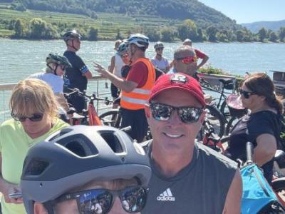 Happy cyclists in the wine region