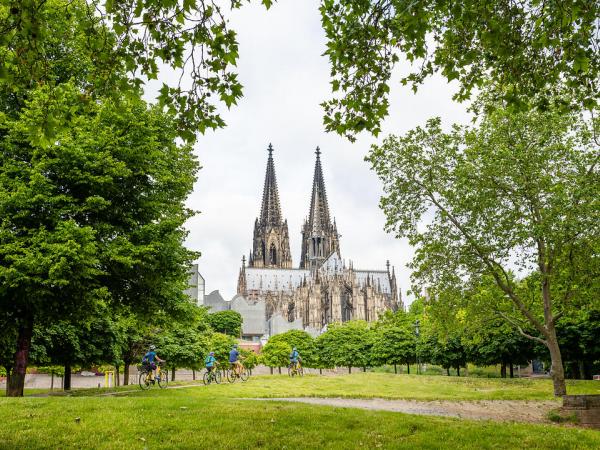 Cyclists in front of the Cologne Cathedral