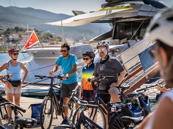 Cyclists in front of the ship