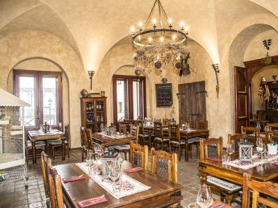 Chateau Zbiroh dining room