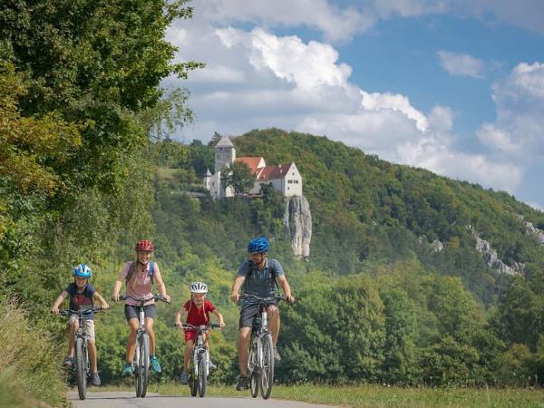 Family cycling in the Altmühltal